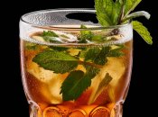 Фруктовый холодный чай станет настоящим спасением в жару (изображение создано с помощью ИИ)