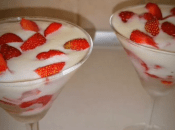 Легкий десерт с клубникой