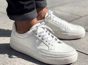 Белые кроссовки достаточно легко очистить (изображение создано с помощью ИИ)