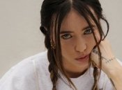 Лучшего места не было? Сольный клип Нади Дорофеевой вызвал шквал критики из-за надругательства над Майданом