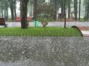 Харків посеред літа накрило дощем з градом (відео)