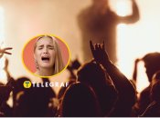 Люди слушают трогательный трек 2000-х