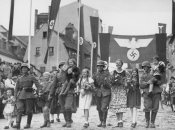 Немецкое население города Аш на крайнем западе Чехословакии приветствует гитлеровских солдат. 2 октября 1938 года