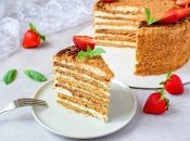 Коржи пропитываются клубничным конфитюром и просто тают во рту