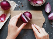 Лучший способ почистить лук дома