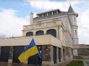 Пьер Афнер на фоне виллы дочери путина