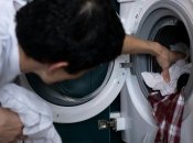 Хотя бы раз в жизни каждый оставлял в стиральной машине мокрые вещи