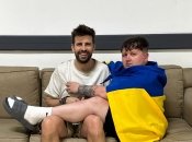 Жерар Піке прийняв "на ручки" українського блогера Лебігу