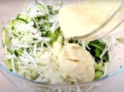 Салат с капустой, редисом, отварными яйцами