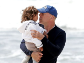 Пятилетняя дочь Брюса Уиллиса сделала папе маникюр: ФОТО