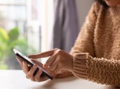 Дівчина з телефоном