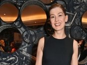 44-летняя Розамунд Пайк выглядит счастливой