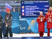 Линн Казмайер вместе со своим гидом Флорианом Бауманом отвернулись в сторону во время гимна России