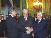 Білл Клінтон, Борис Єльцин та Леонід Кравчук після підписання тристоронньої заяви про ядерне роззброєння України, 14 січня 1994 року