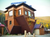 Перевернутый дом в Полянице Ивано-Франковской области