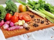 Цибуля, селера, прянощі, часник, помідор та броколі