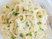 Как приготовить вкусную пасту с сыром и йогуртом: рецепт Евгения Клопотенко (видео)