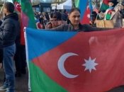 Активист держит флаг Южного Азербайджана