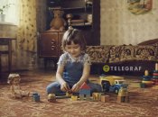 Дитина грає на самоті