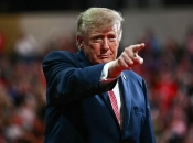 Жесты Дональда Трампа стали поводом для бурного обсуждения в соцсетях