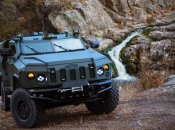 Український бронеавтомобіль "Новатор" витримує удар ворожих FPV-дронів та продовжує рух