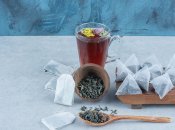 Чай в чашке и пакетиках