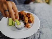 До таких крилець ідеально підійде зелена цибуля з соусом теріякі.