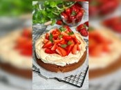 Полуничний пиріг з меренгою