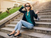 Цветные камешки подходят и к светлым, и к темным джинсам