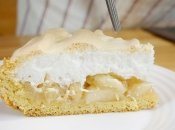 Ароматный яблочный пирог с пышной шапкой из безе