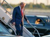 Трамп выходит из самолета