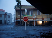 Затоплена вулиця в центрі Форт-Майєрса, Флорида