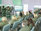 Педагоги были одеты в одинаковые футболки с шевронами