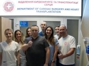 Кардиохирурги львовской больницы св. Пантелеймона с пациентом, которого оперировали