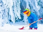 Зимой к лопате липнет снег