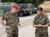 Генеральный инспектор Бундесвера Карстен Бройер во время встречи с военными