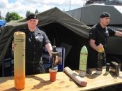 Британские военные с боеприпасами для Challenger 2