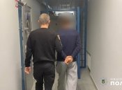 Затриманого ведуть до камери