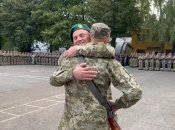 Прикордонник Ігор Кучер обіймає сина посеред плацу