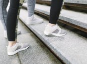 Білі кросівки часто стають улюбленим взуттям у гардеробі