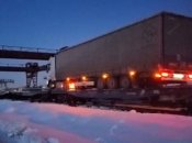 Укрзалізниця перевозить вантажівки потягом