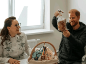 Принцу Гаррі в Україні подарували великодній кошик з паскою та крашанками