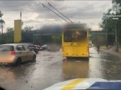 В Киеве из-за ливня затопило улицу, пересекающую три района столицы, движение затруднено (карта)