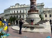 Вандали осквернили плакат та пам'ятник в Одесі