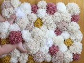 DIY. Пушистый коврик из помпонов своими руками