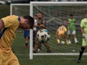 Александр Усик играет в футбол