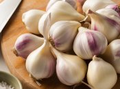 Часник легко виростити вдома (зображення створено за допомогою ШІ)