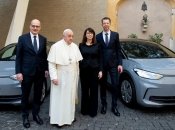 Volkswagen при передаче электрокаров Ватикану