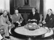 Бенито Муссолини, Адольф Гитлер и Невилл Чемберлен в Мюнхене в 1938 году делят Европу. Второй справа – Пауль Шмидт (переводчик)