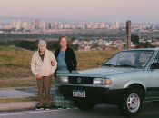 Літні люди біля машини